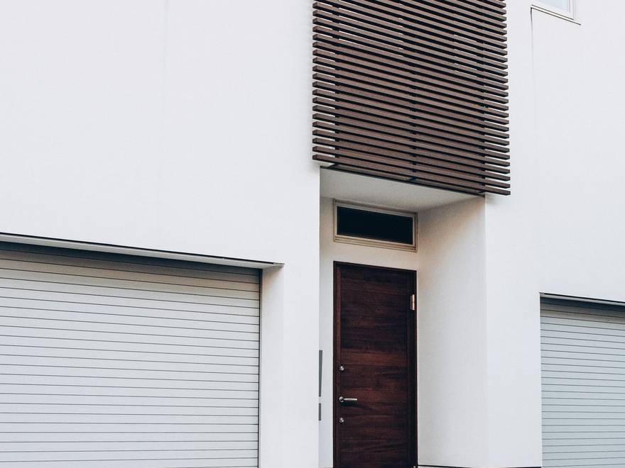 Portes de garage sectionnelles sur une façade blanche