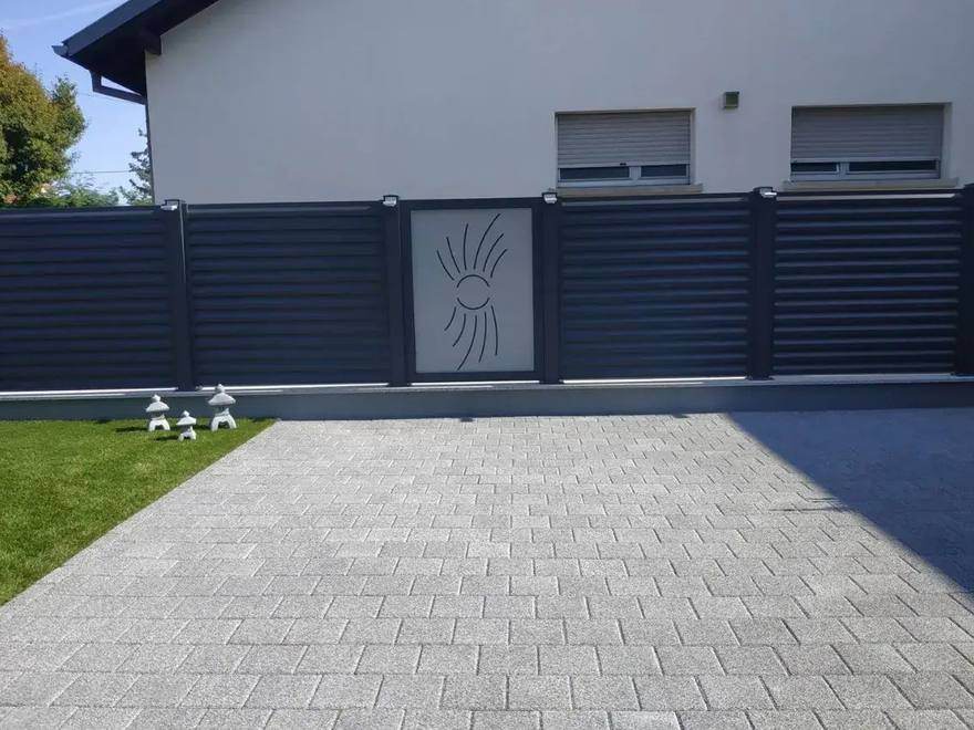 Portail et clôture aluminium anthracite assortis